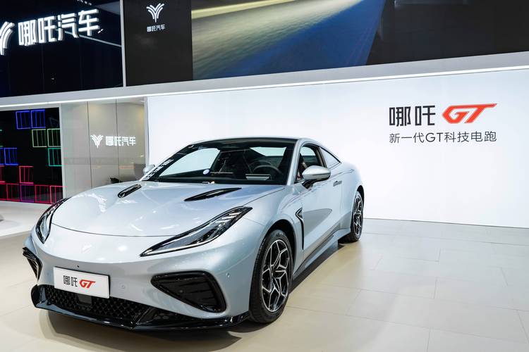 重庆331哪吒汽车在智能汽车领域的表现，领途汽车在新能源汽车市场中的影响力